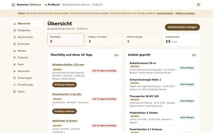 Prüfbuch: überfällige Prüfungen von Winkelschleifer, Feuerlöscher und Leiter, rechts zuletzt geprüfte Arbeitsmittel.